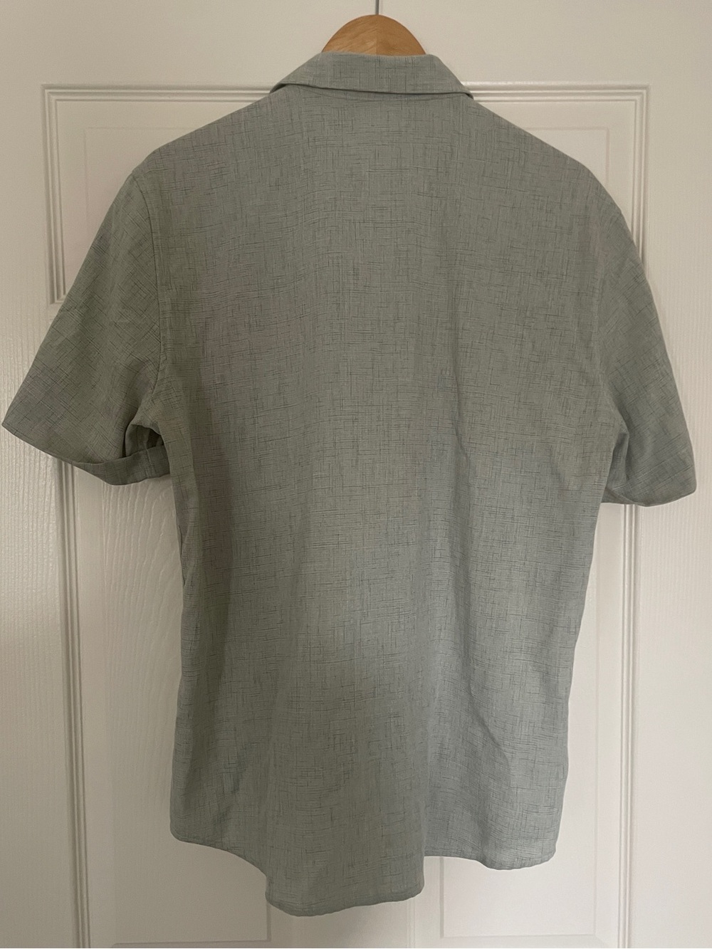 💚 Men's Short-Sleeve Button-Up Shirt in Light Green 💚 - Picture 5 of 6